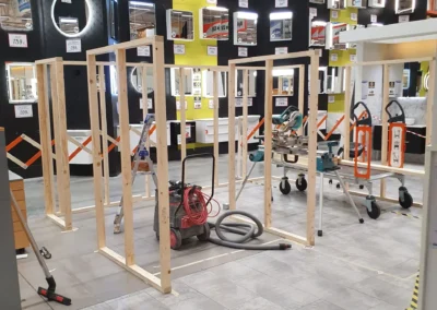 Kylpyhuoneiden rakentaminen rakennusliikkeen esittelytilaan