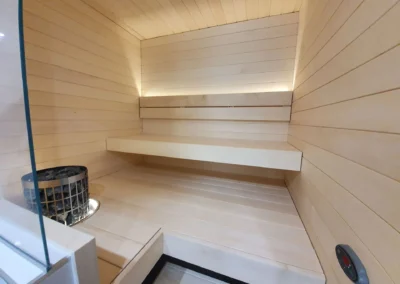 Saunaremontti, pieni sauna upotetulla kiukaalla. Isot lasipinnat