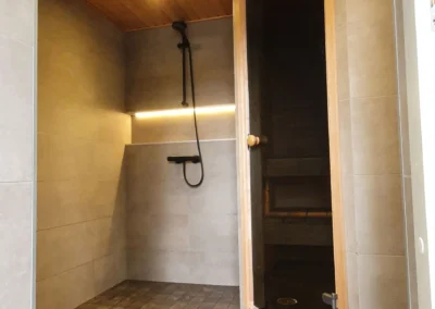 Pesutilan remontti, upotetulla hyllyllä pesuaineille