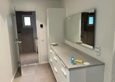 Pesuhuoneen eteinen, säilytystila, kodinhoitohuone