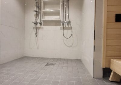 Koko kylpyhuoneen remontti, suihkuhylly