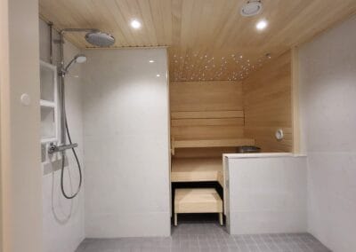 Kylpyhuoneen ja saunan kokonaisvaltainen remontti skandinaavisen modernilla ilmeellä